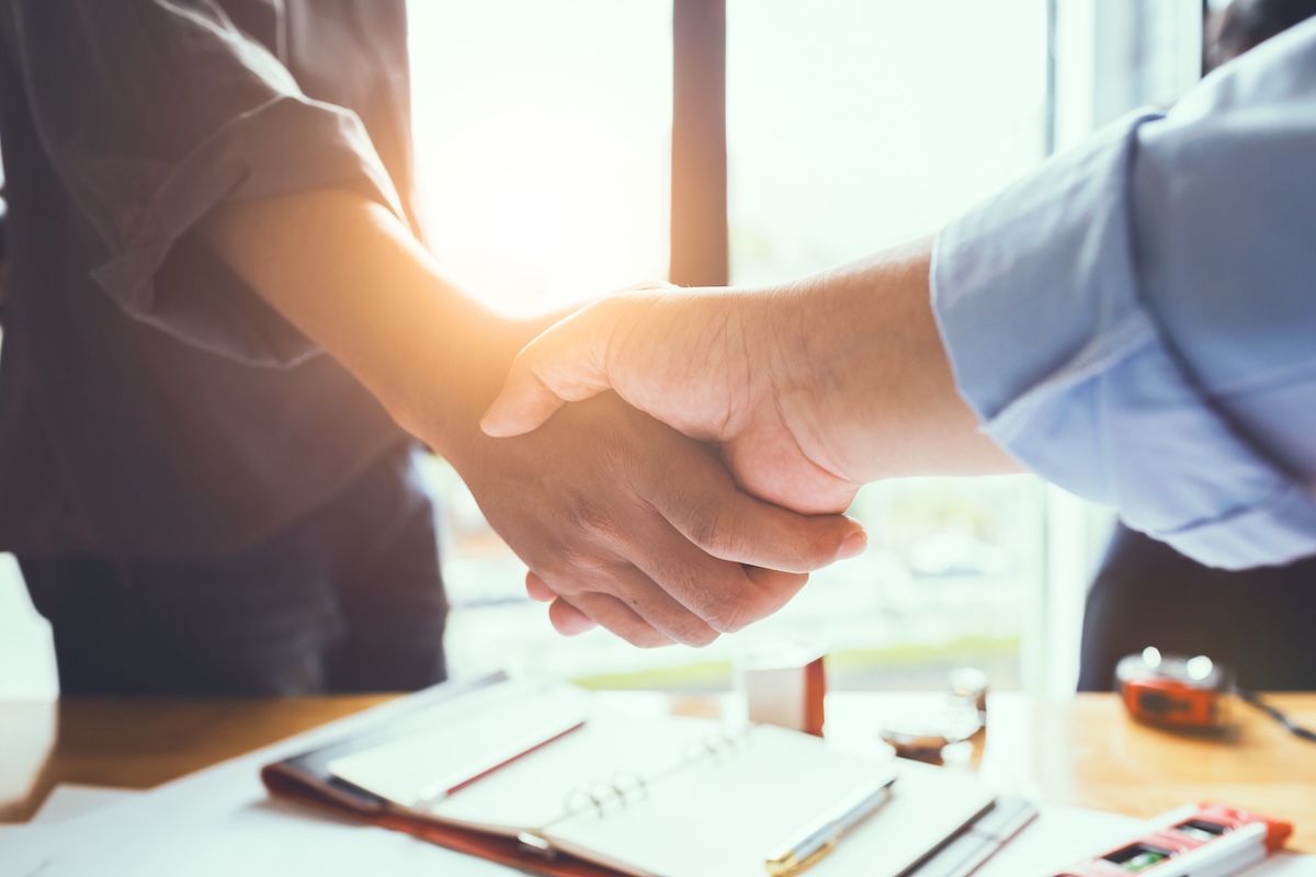 shaking hands to agree to joint business agreements in the future